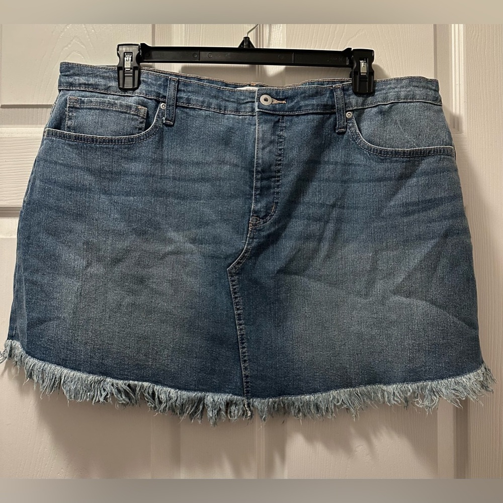 Denim Frayed Curved Hem Mini Skirt